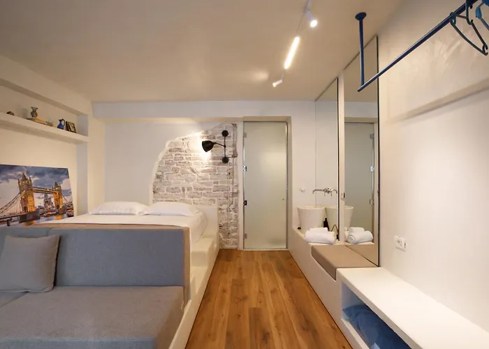 Delena's Bed & Breakfast 3*